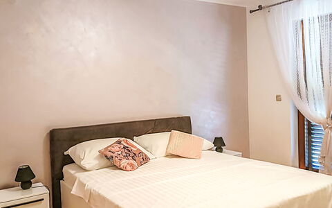 Villa Križanci: Möbel, Bett, Wand, Interior Design, Schlafzimmer, Holz, Bettdecke, Bedding, Fussboden, Flooring