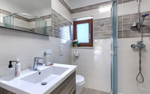 Villa Križanci: Badezimmer, Armatur, Flooring, Sinken, Interior Design, Bad Sink, Fussboden, Zapfhahn, Badezimmerschrank, Spiegel