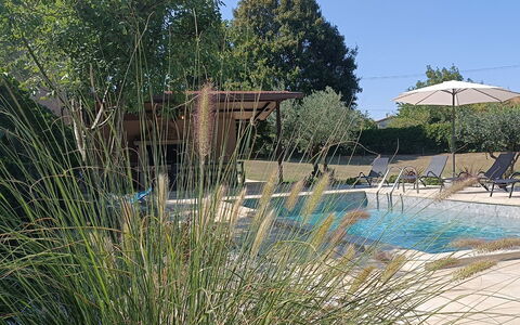 Villa Križanci: Strauch, Garten, Gartenmöbel, Landscaping, Garten, Hinterhof, Schatten