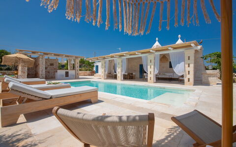 Trulli Valle D'Itria - Martina Franca: Schwimmbad, Schatten, Säule, Resort, Outdoor Struktur, Villa, Hof, Gartenmöbel