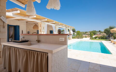 Trulli Valle D'Itria - Martina Franca: Möbel, Schwimmbad, Resort, Schatten, Stuhl, Outdoor Struktur, Gartenmöbel, Fliese, Design, Villa