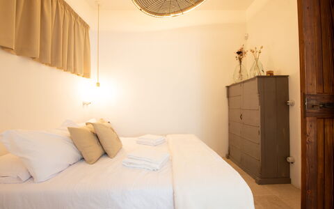 Trulli Valle D'Itria - Martina Franca: Bett, Schlafzimmer, Wand, Interior Design, Bettdecke, Bedding, Holz, Decke, Möbel, Zimmer