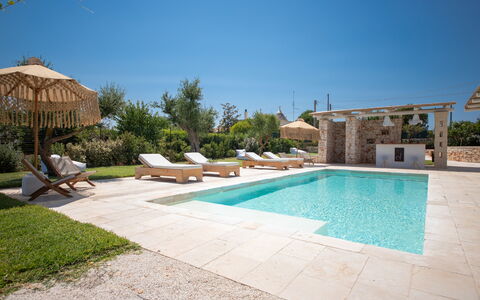 Trulli Valle D'Itria - Martina Franca: Schwimmbad, Resort, Gartenmöbel, Schatten, Flagstone, Estate, Landscaping, Regenschirm, Eco Hotel, Garten