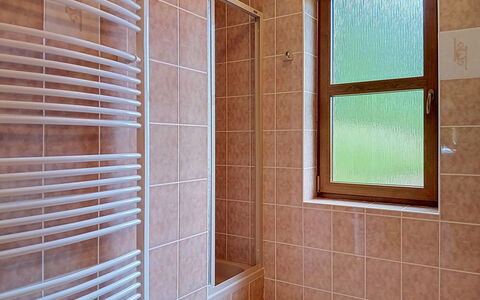 Green Valley Park Stárkov 21: Wand, Flooring, Fussboden, Interior Design, Armatur, Decke, Glas, Zimmer, Fliese, Badezimmer