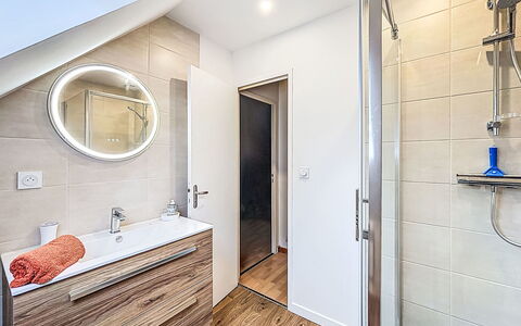 Maison des Mésanges: Flooring, Fussboden, Holz, Armatur, Interior Design, Badezimmerschrank, Badezimmer, Installation, Zapfhahn, Sinken