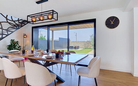 Ty Béthanie: Möbel, Interior Design, Flooring, Wand, Tabelle, Light Fixture, Stuhl, Esszimmer, Fussboden, Holz