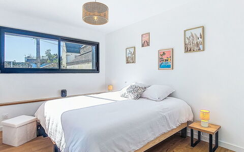 Ty Béthanie: Bett, Möbel, Interior Design, Schlafzimmer, Bedding, Flooring, Bettdecke, Fussboden, Wand, Holz