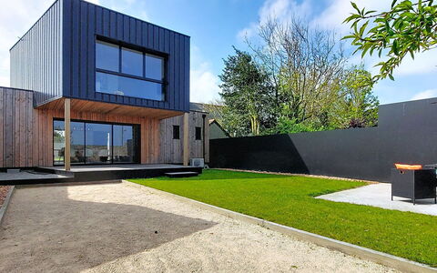 Ty Béthanie: Zuhause, Abstellgleis, Garten, Beton, Rasen, Schatten, Garten, Landscaping, Design, Kunstrasen