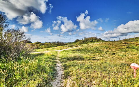 Les Cariatides 6: Himmel, Blau, Wolke, Grün, Gras, Natürlichen Umgebung, Wiese, Vegetation, Ökoregion, Natürliche Landschaft