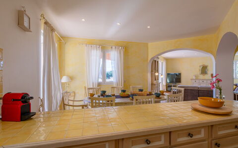 La Figuière: Möbel, Interior Design, Küche, Countertop, Flooring, Fussboden, Holz, Cabinetry, Decke, Zimmer
