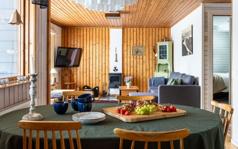 Solgläntan: Möbel, Interior Design, Flooring, Holz, Decke, Light Fixture, Stuhl, Tabelle, Fussboden, Esszimmer
