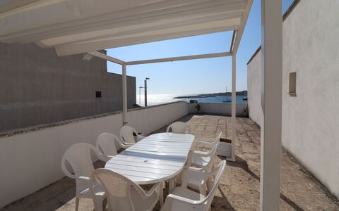 Giulia: Verbundwerkstoff, Schatten, Gartenmöbel, Balkon, Stuhl, Outdoor Struktur, Pergola, Daylighting, Deck, Penthouse