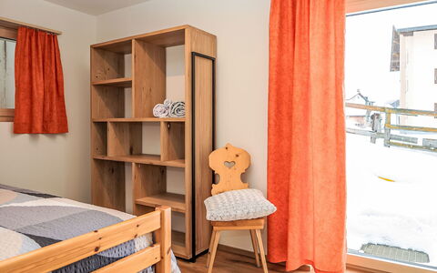 Chesa Giere: Möbel, Interior Design, Wand, Holz, Flooring, Fussboden, Schlafzimmer, Zimmer, Bett, Textil