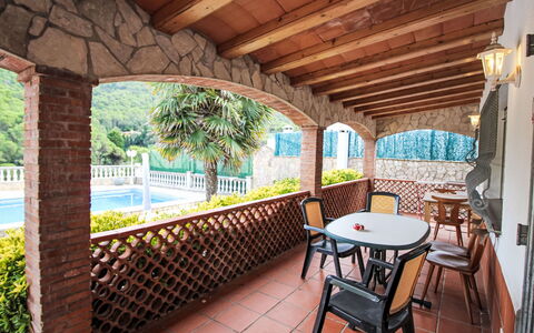 Roca Mas Mato: Veranda, Schwimmbad, Balkon, Resort, Holzbeize, Backstein, Hazienda, Zimmerpflanze, Eco Hotel, Schatten