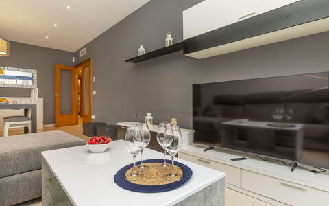 Solymar: Möbel, Interior Design, Flooring, Holz, Fussboden, Decke, Zimmer, Fernsehen, Wohnzimmer, Beleuchtung