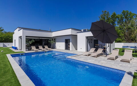 De Karlo: Schwimmbad, Wohngebiet, Zuhause, Resort, Verbundwerkstoff, Estate, Eco Hotel, Landscaping, Villa, Terrasse