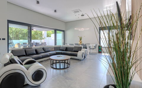 De Karlo: Interior Design, Möbel, Flooring, Couch, Fussboden, Decke, Wohnzimmer, Beleuchtung, Zuhause, Wohnung