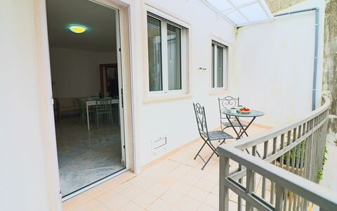 Casa Kalès Otranto – Holiday Home 4 Guests – Ac, W: Flooring, Fussboden, Interior Design, Zuhause, Wohnung, Tür, Decke, Balkon, Holzbeize, Home Door