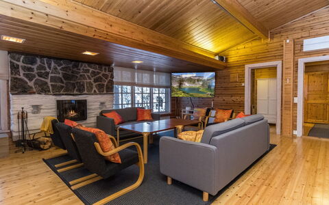 Saajomaja: Holz, Decke, Flooring, Interior Design, Fussboden, Zuhause, Wohnzimmer, Hütte, Hartholz, Couch