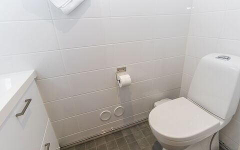 Saajomaja: Toilleten Sitz, Toilette, Badezimmer, Flooring, Armatur, Fussboden, Interior Design, Installation, Fliese, Sinken