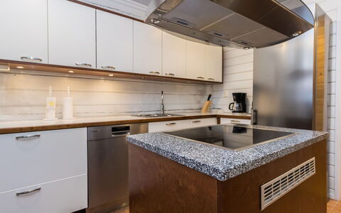 Saajomaja: Küche, Countertop, Küchengerät, Flooring, Cabinetry, Interior Design, Major Appliance, Holz, Fussboden, Haushaltsgerät