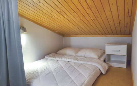 Villa Rokua: Schlafzimmer, Wand, Fussboden, Holz, Interior Design, Bett, Decke, Flooring, Bedding, Bettdecke