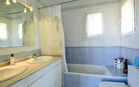 Cortijo Cabrera: Badezimmer, Bad Sink, Armatur, Flooring, Sinken, Fussboden, Interior Design, Zapfhahn, Badezimmerschrank, Installation