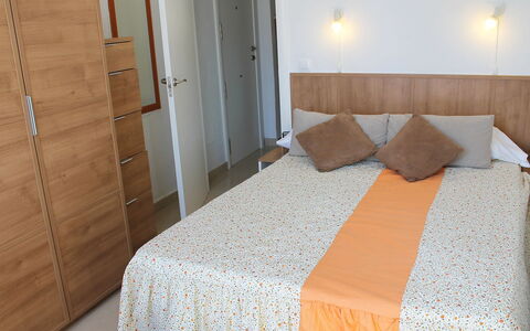 Turia Playa: Schlafzimmer, Bett, Zimmer, Möbel, Bettdecke, Eigentum, Bedding, Matratze, Interior Design, Fussboden