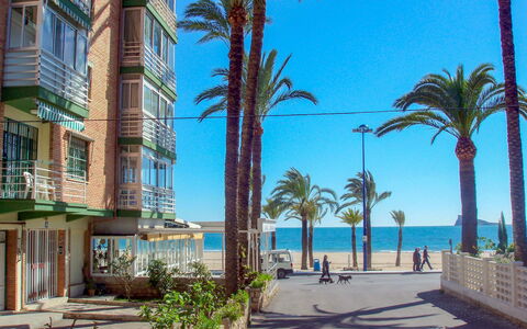 Turia Playa: Himmel, Wasser, Gebäude, Pflanze, Daytime, Azurblau, Baum, Arecales, Schatten, Strand