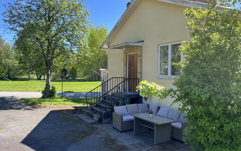 Skolhuset: Strauch, Hütte, Garten, Schatten, Rasen, Landscaping, Garten, Hinterhof, Veranda, Gartenmöbel