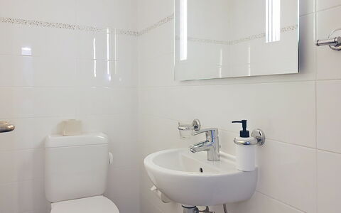Apt. Hermosa: Badezimmer, Bad Sink, Armatur, Sinken, Wand, Interior Design, Flooring, Toilleten Sitz, Toilette, Zapfhahn