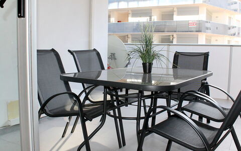 Elegance: Tabelle, Möbel, Pflanze, Gebäude, Stuhl, Zimmerpflanze, Rechteck, Tisch Im Freien, Interior Design, Fussboden