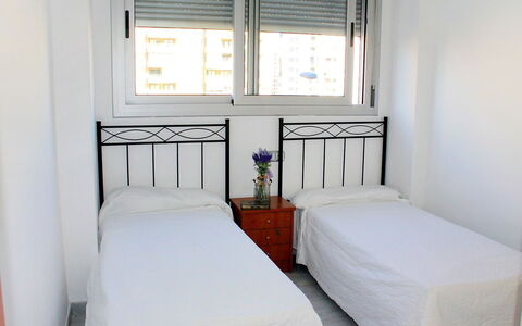 Elegance: Schlafzimmer, Bett, Möbel, Zimmer, Eigentum, Bettrahmen, Interior Design, Bettdecke, Matratze, Gebäude
