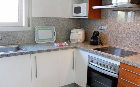 Elegance: Countertop, Eigentum, Zimmer, Küche, Cabinetry, Möbel, Fliese, Herd, Haus, Gebäude
