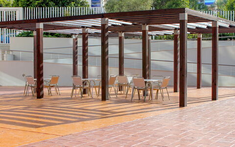 Elegance: Möbel, Gebäude, Holz, Schatten, Fahrrad, Gartenmöbel, Baum, Urban Design, Fussboden, Tisch Im Freien