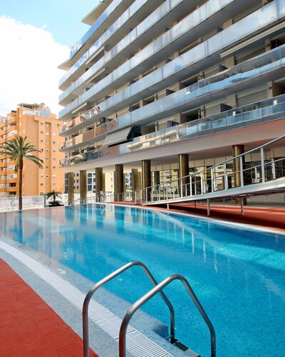 Elegance: Wasser, Gebäude, Himmel, Wolke, Azurblau, Fenster, Schwimmbad, Eigentumswohnung, Tower Block, Freizeit