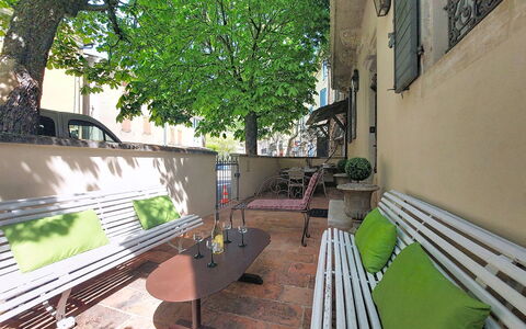 L Ancien Hôtel Creste: Möbel, Interior Design, Flooring, Stuhl, Fussboden, Tabelle, Küche & Esszimmer Tisch, Schatten, Decke, Holzbeize