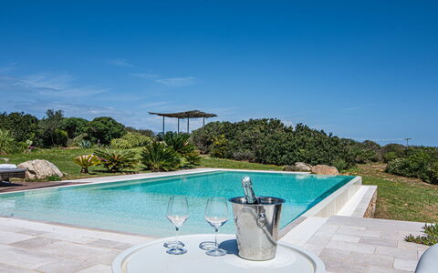 Elenoire: Blau, Schwimmbad, Resort, Gartenmöbel, Freizeit, Schatten, Eco Hotel, Landscaping, Regenschirm, Estate
