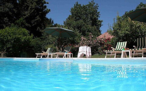 Villa Castellani: Schwimmbad, Blau, Gartenmöbel, Möbel, Sommer, Resort, Regenschirm, Sonnenliege, Stuhl, Freizeit