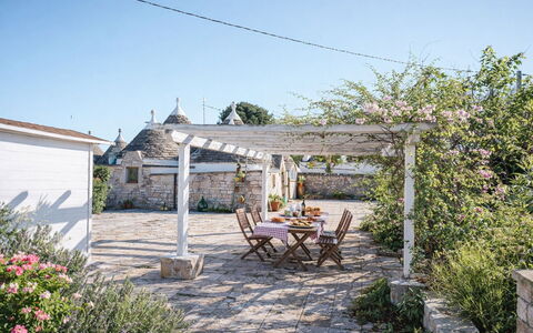 Trulli al Verde Viburno: Flagstone, Blumentopf, Garten, Schatten, Outdoor Struktur, Zimmerpflanze, Landscaping, Garten, Pergola, Cobblestone