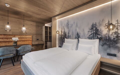 Ischgl 120: Interior Design, Decke, Schlafzimmer, Hotel, Hintergrund, Hartholz, Light Fixture, Holzbeize, Bedding, Bett