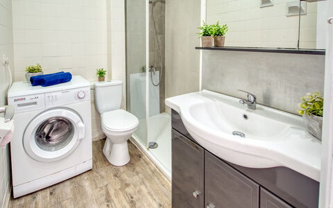 Blaumar: Flooring, Armatur, Interior Design, Fussboden, Sinken, Zapfhahn, Installation, Möbel, Badezimmer, Waschmaschine