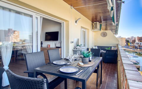 Puerto Simona: Möbel, Flooring, Wohnung, Fussboden, Interior Design, Zuhause, Balkon, Holzboden, Stuhl, Hartholz