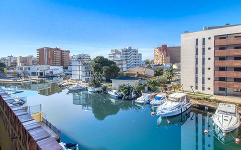 Puerto Simona: Gebäude, Wasser, Stadt, Wohnung, Kanal, Wasserweg, Boot, Stadtgebiet, Watercraft
