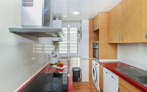 Rioplata: Küchengerät, Küche, Major Appliance, Countertop, Flooring, Interior Design, Fussboden, Cabinetry, Kühlschrank, Haushaltsgerät