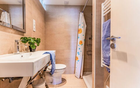 Cambrils 40: Flooring, Interior Design, Fussboden, Armatur, Badezimmer, Toilette, Toilleten Sitz, Möbel, Installation, Zimmer