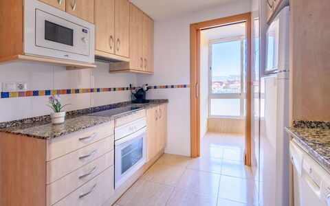 Cambrils 40: Wohnung, Wohngebiet, Flooring, Fussboden, Küche, Major Appliance, Cabinetry, Countertop, Eigentumswohnung, Holzbeize