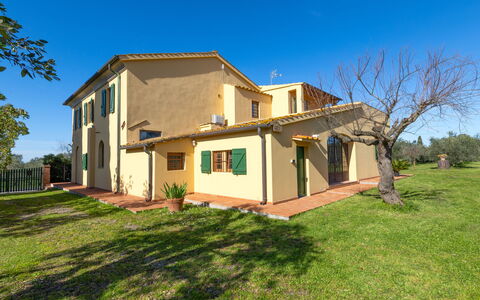 La Casa del Prime: Blatt, Vegetation, Strauch, Garten, Pflanzengemeinschaft, Landscaping, Gehölz, Rasen, Schatten, Garten