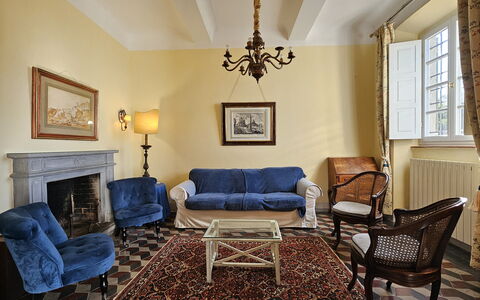 Villa Il Torrazzo, Vista Mare, Massarosa: Möbel, Interior Design, Wand, Flooring, Couch, Holz, Wohnzimmer, Zimmer, Fussboden, Bilderrahmen