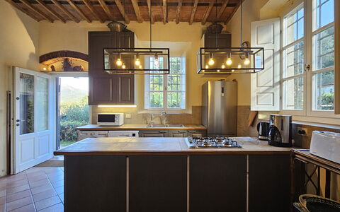Villa Il Torrazzo, Vista Mare, Massarosa: Möbel, Interior Design, Light Fixture, Holz, Flooring, Decke, Küche, Beleuchtung, Countertop, Zuhause